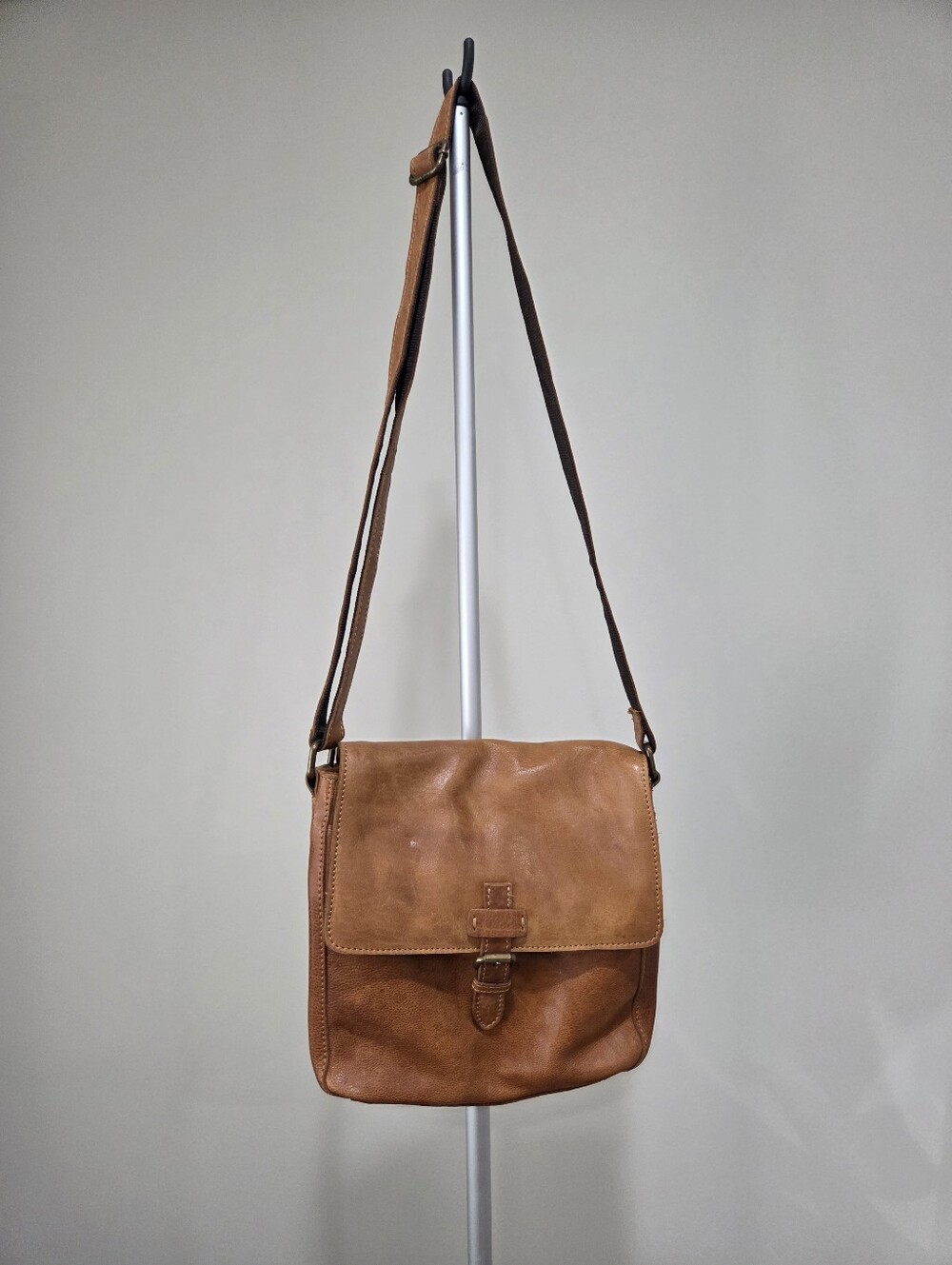 Ashwood Dean Small Brown Leather Crossbody Messenger Bag (L)